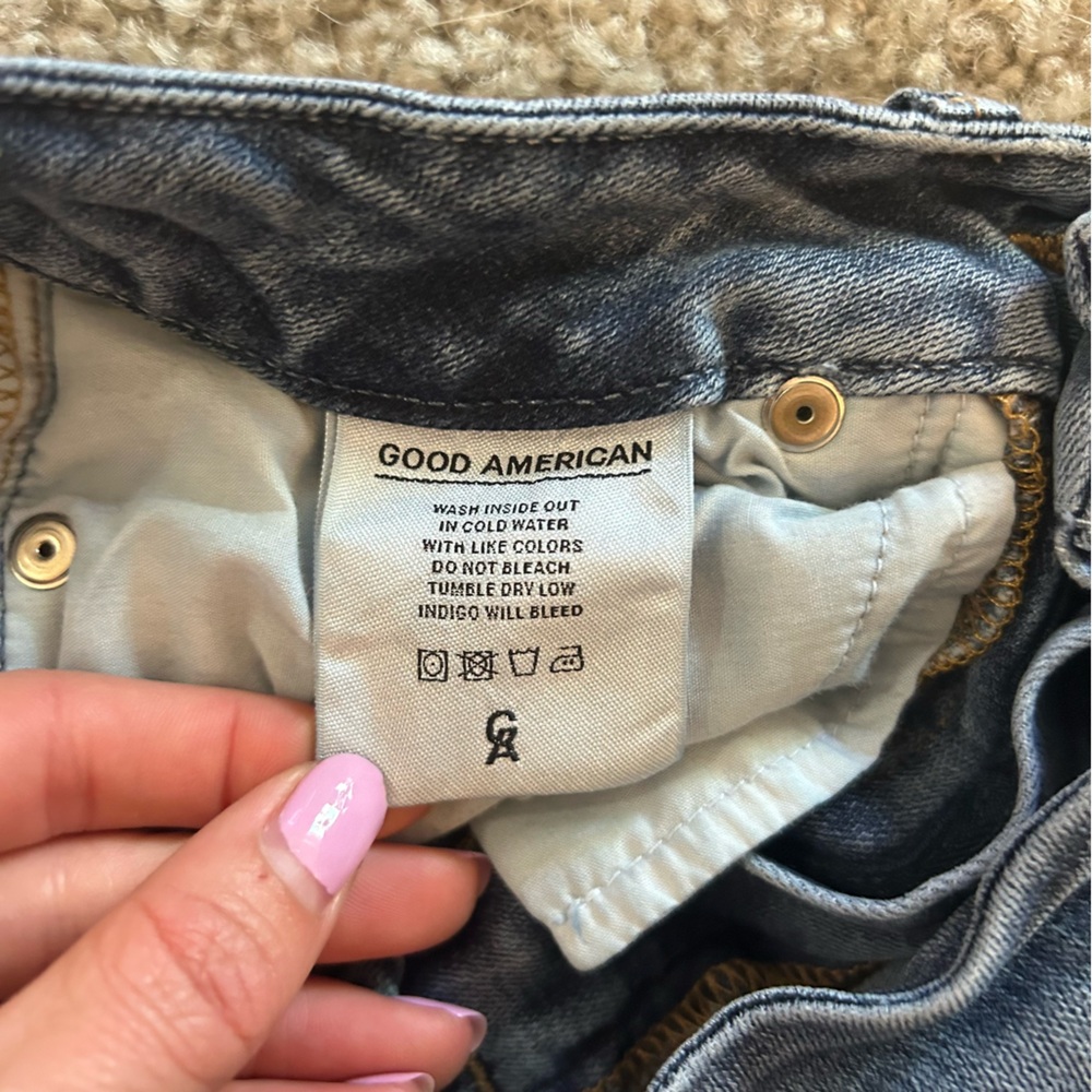 GOOD AMERICAN Good Waist Jeans with Raw Hem - Picture 4 of 7
